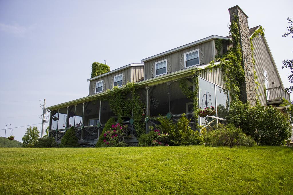 Chanterelle Inn & Cottages Featuring Restaurant 100 Km North River Bridge Exterior foto