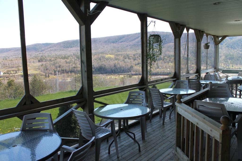 Chanterelle Inn & Cottages Featuring Restaurant 100 Km North River Bridge Exterior foto