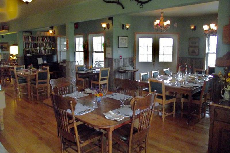 Chanterelle Inn & Cottages Featuring Restaurant 100 Km North River Bridge Exterior foto