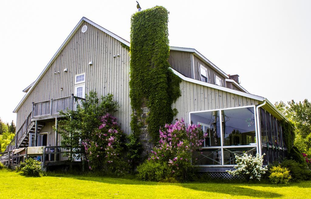 Chanterelle Inn & Cottages Featuring Restaurant 100 Km North River Bridge Exterior foto