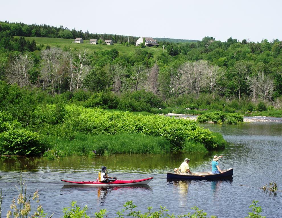 Chanterelle Inn & Cottages Featuring Restaurant 100 Km North River Bridge Exterior foto