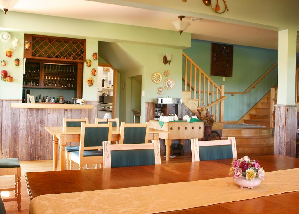 Chanterelle Inn & Cottages Featuring Restaurant 100 Km North River Bridge Exterior foto