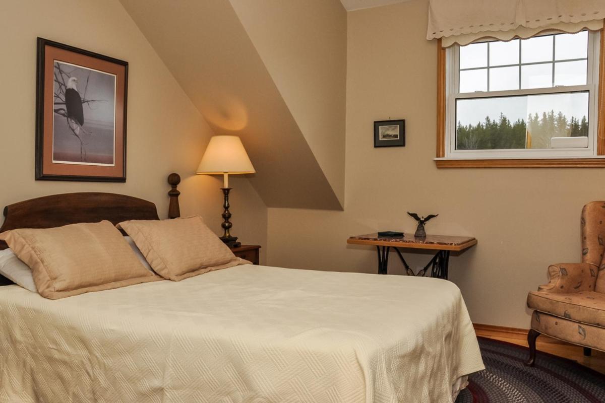 Chanterelle Inn & Cottages Featuring Restaurant 100 Km North River Bridge Exterior foto